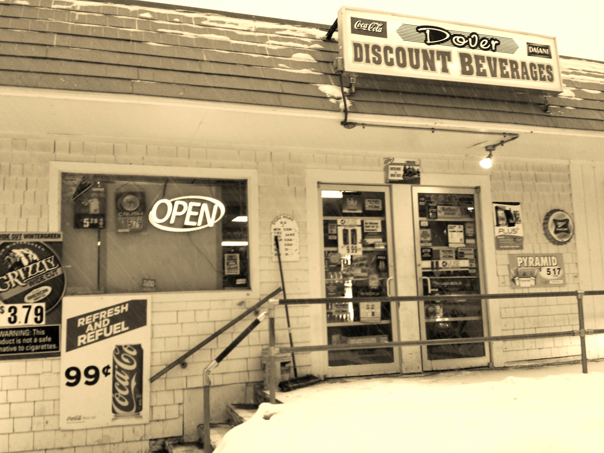 Photograph of a convenience store.