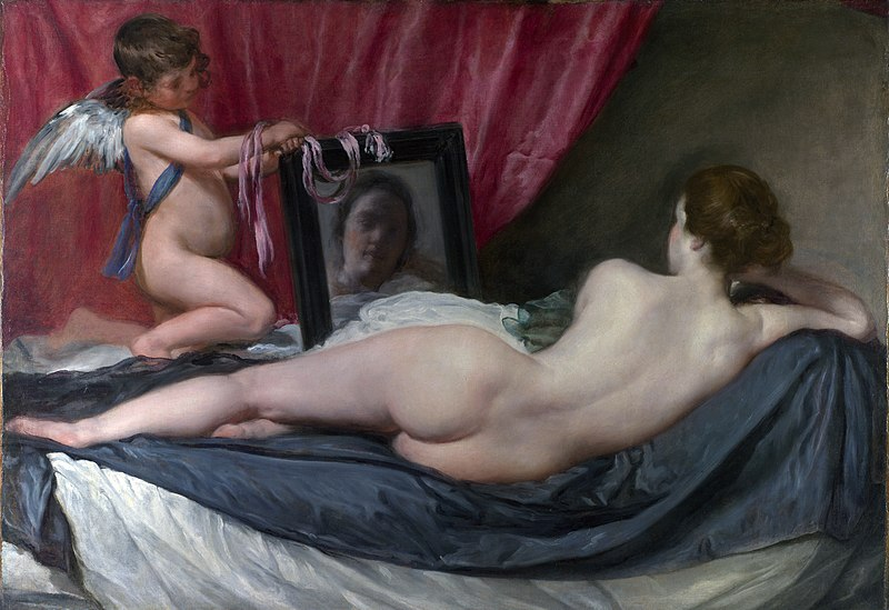 La espalda desnuda de una mujer joven, delgada y blanca recostada en una cama. Ella ve su reflejo en un espejo sostenido por un niño blanco con alas. Su cara se ve borrosa en el espejo.