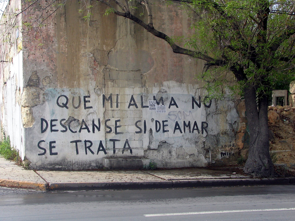 Un muro con palabras pintadas: Que mi alma no descanse si de amar se trata